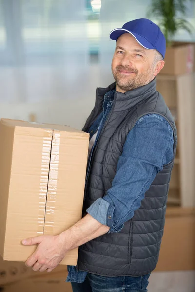 Sorrindo Amigável Entrega Homem Carregando Parce — Fotografia de Stock