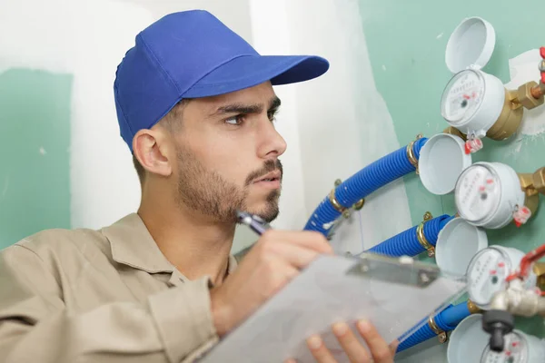 Junger Klempner Liest Wasserzähler — Stockfoto