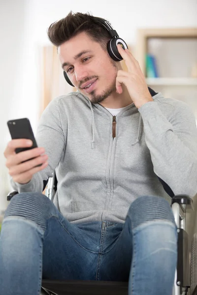 Άνθρωπος Ευτυχισμένος Μια Αναπηρική Καρέκλα Ακούγοντας Μουσική — Φωτογραφία Αρχείου