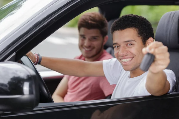 Ung Man Med Nycklarna Till Bilen — Stockfoto