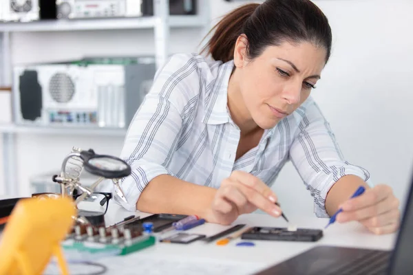 Frau Misst Die Spannung Eines Pcs — Stockfoto