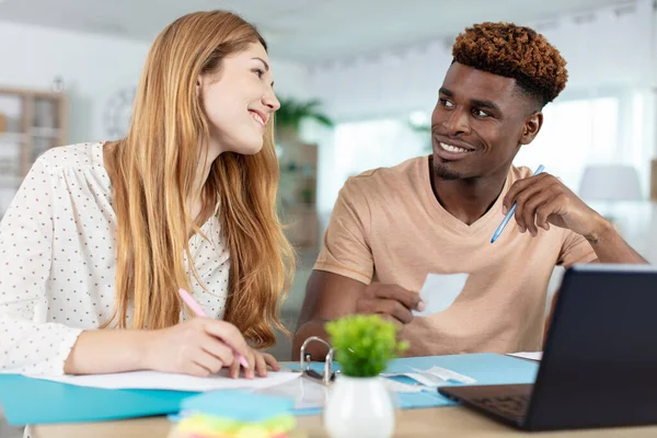 Mann Und Frau Mit Familienfinanzierungskonzept — Stockfoto