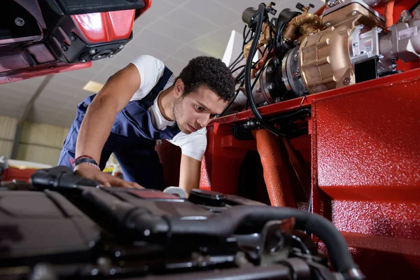 Uomo Che Fissa Motore Automobilistico — Foto Stock