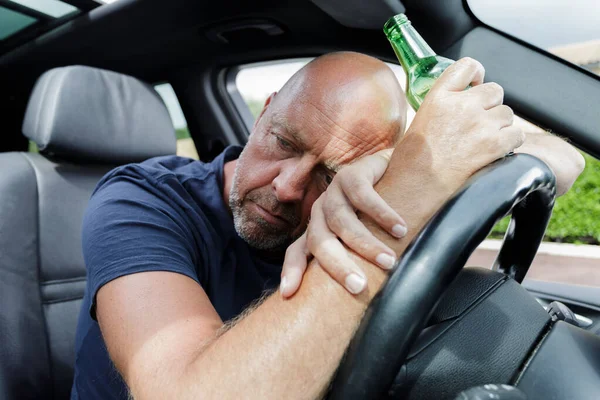 Maturo Uomo Bere Birra Durante Guida Una Macchina — Foto Stock