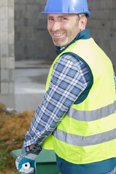 Homem Feliz Carrega Cimento Carrinho Jardim — Fotografia de Stock