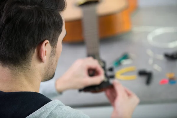 Luthier Muda Cordas Uma Guitarra Acústica — Fotografia de Stock