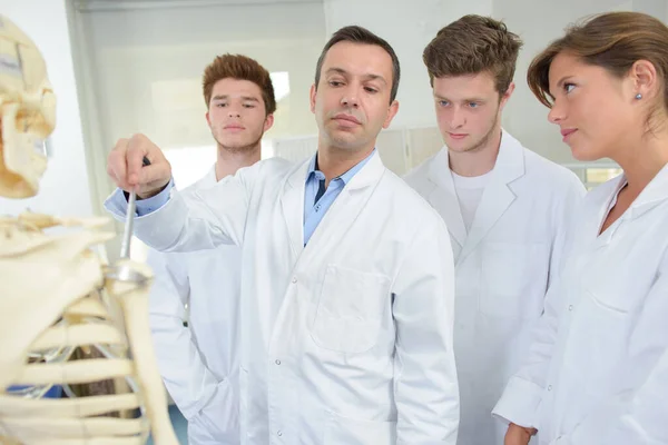 Studenti Medicina Suo Insegnante — Foto Stock