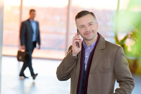 Atrakcyjny Biznesmen Garniturze Stoi Rozmawia Przez Telefon — Zdjęcie stockowe