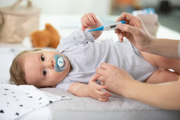 Médico Tomando Temperatura Del Bebé Cerca — Foto de Stock