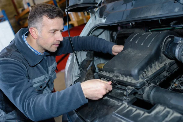 Homem Inspeccionar Motor — Fotografia de Stock