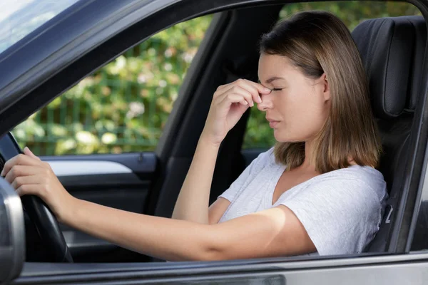Stresli Kadın Araba Sürerken Baş Ağrısı Çekiyor — Stok fotoğraf