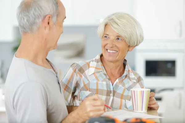 Una Pareja Ancianos Decoración Casa —  Fotos de Stock