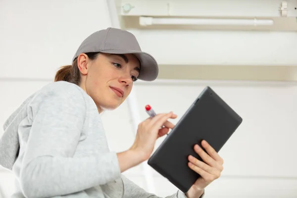 Bauarbeiterin Liest Etwas Auf Tablet Computer — Stockfoto