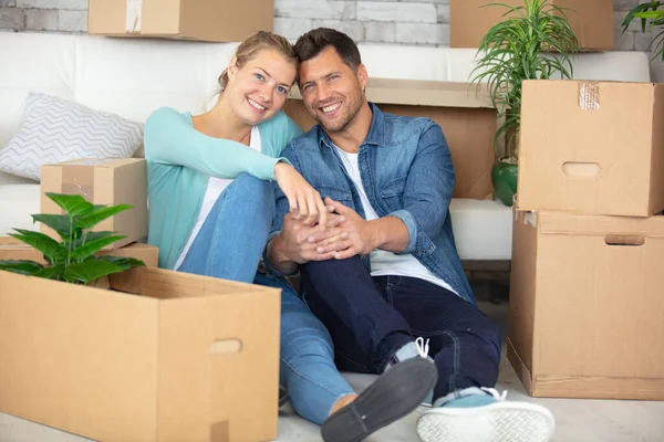 Gelukkig Paar Uitpakken Dozen Verhuizen Naar Een Nieuw Huis — Stockfoto