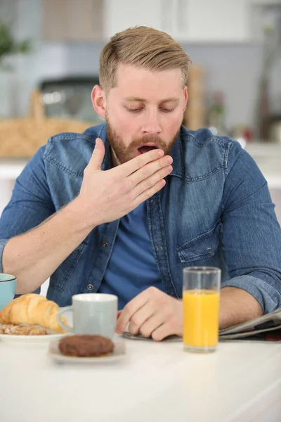 Homme Qui Endort Pendant Son Petit Déjeuner — Photo