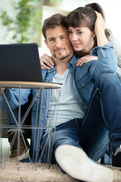 幸せなカップルとノートパソコンの時間を一緒に家で — ストック写真