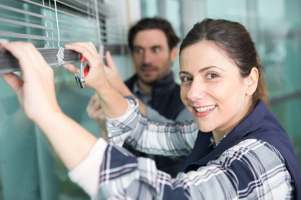 Retrato Mujer Reparando Una Persiana Ventana —  Fotos de Stock