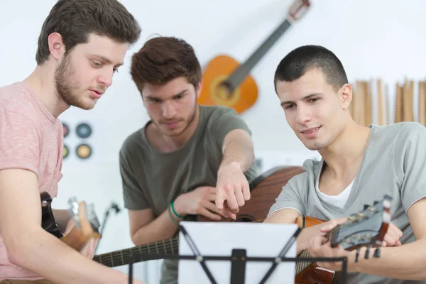 Junge Männer Spielen Hause Gitarre — Stockfoto