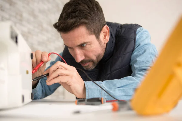 Engineer Using Voltage Current Tester — Stock Photo, Image