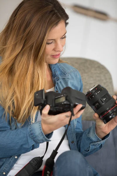 Woman Carefully Assambling Camera Lens — Φωτογραφία Αρχείου