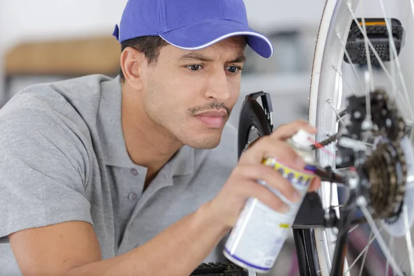 Schoonmaken Oliën Van Een Fietsketting Vistuig Met Olie — Stockfoto