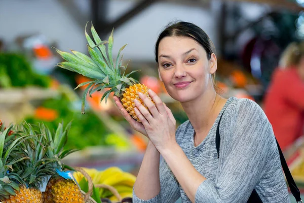 Mulher Comprando Abacaxi Seção Orgânica Supermercado — Fotografia de Stock