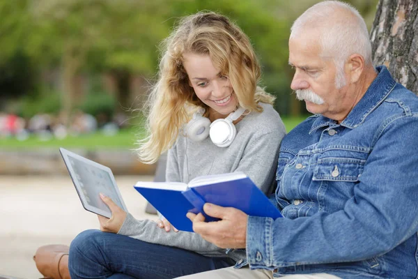 Homem Sênior Mulher Lendo Livro Parque — Fotografia de Stock