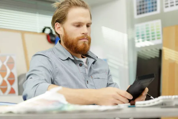 Ein Geschäftsmann Der Einen Plan Finanziert — Stockfoto