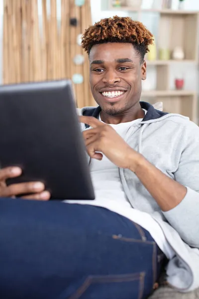 Hombre Feliz Usando Tableta Sofá Casa Moderna —  Fotos de Stock