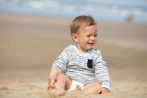 Petit Garçon Assis Sur Sable — Photo