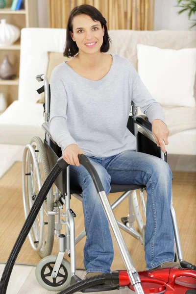 Elektrik Süpürgesi Kullanan Engelli Kadın — Stok fotoğraf