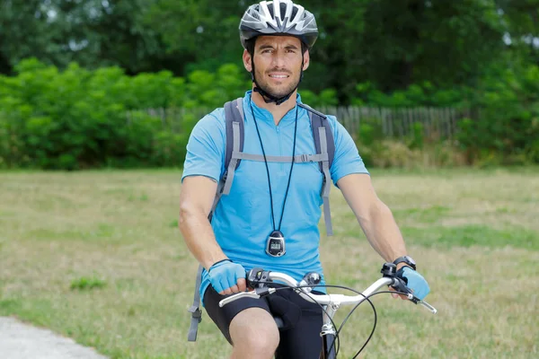 Portret Dorosłego Mężczyzny Rowerze Kasku Ochronnym — Zdjęcie stockowe