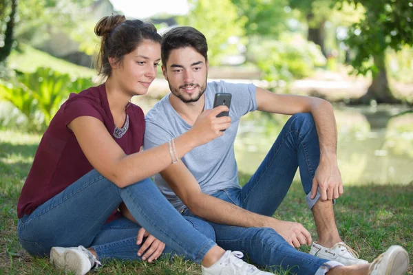 Jeune Couple Dans Parc — Photo