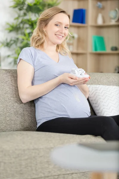 Schwangere Hält Kleine Schuhe Für Das Ungeborene — Stockfoto