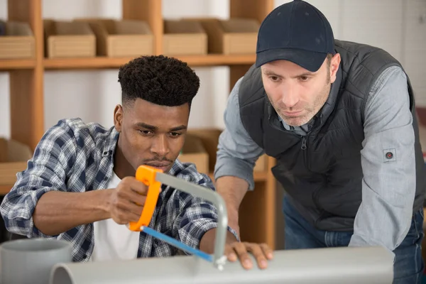 Superviseur Regarder Apprenti Plombier Modifier Tuyau Avec Une Scie — Photo