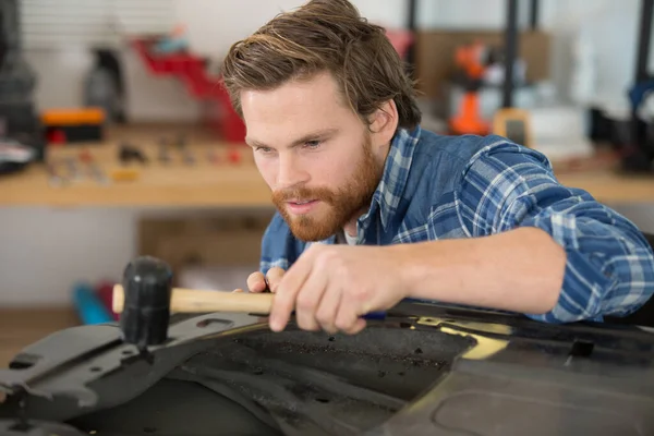 Autorepair Lavoratore Appiattire Allineare Carrozzeria Metallo Auto Con Martello — Foto Stock