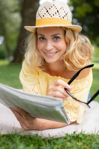 Vrouw Het Park Leest Krant — Stockfoto