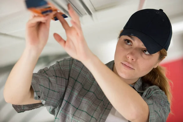 Vrouw Werkend Een Plafond — Stockfoto