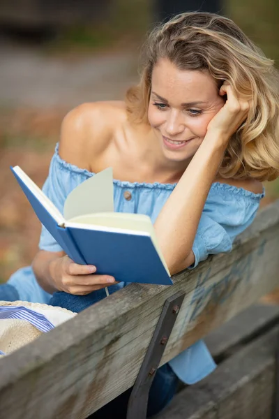 Женщина Читает Книгу Скамейке Парке — стоковое фото
