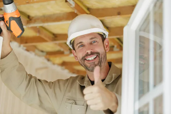 Szczęśliwy Mężczyzna Budowniczy Pokazując Kciuk Górę — Zdjęcie stockowe