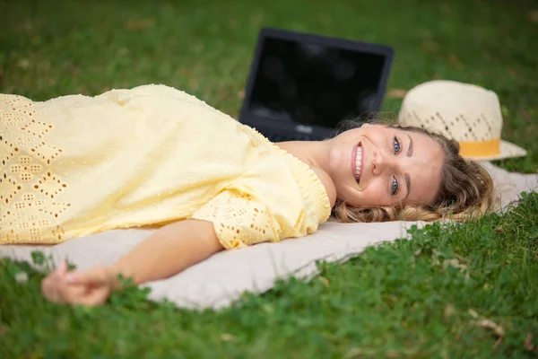 Young Beautiful Woman Laying Grass — Stock Photo, Image