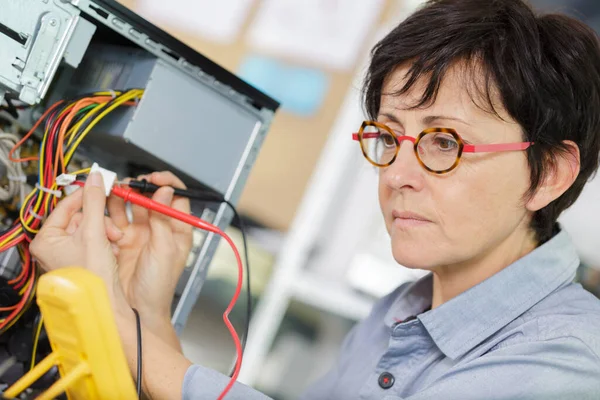 Mulher Trabalhador Que Fixa Dispositivo — Fotografia de Stock