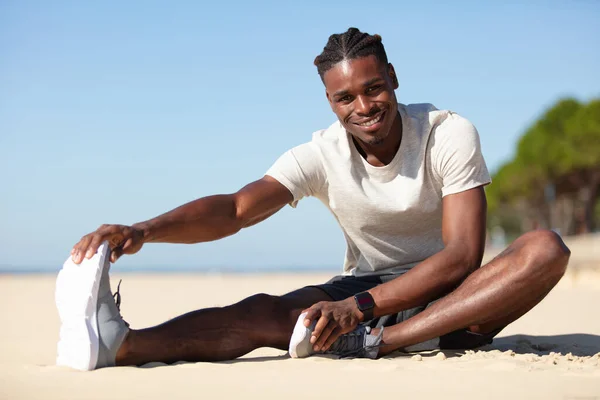 Schöner Mann Streckt Bein Und Wärmt Sich Zum Training Auf — Stockfoto