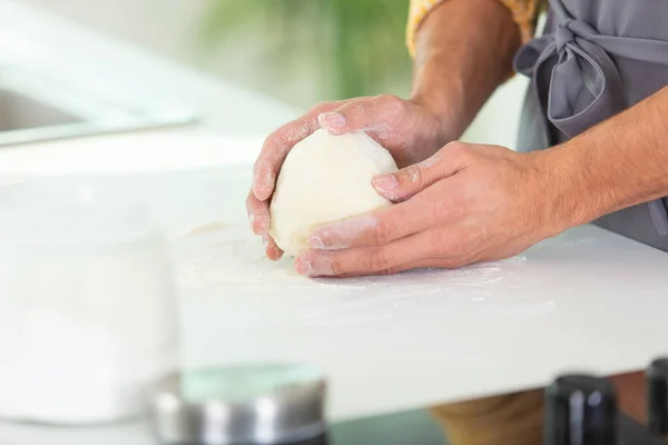 Mãos Segurando Massa Superfície Trabalho Com Farinhas — Fotografia de Stock