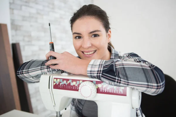 Trabalhador Feminino Reparando Máquina Costura — Fotografia de Stock