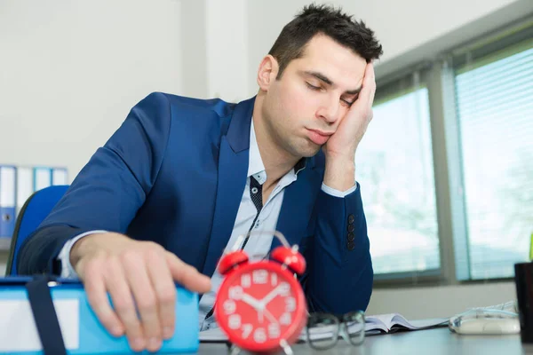 Homem Dormindo Mesa Escritório Despertador Definido — Fotografia de Stock