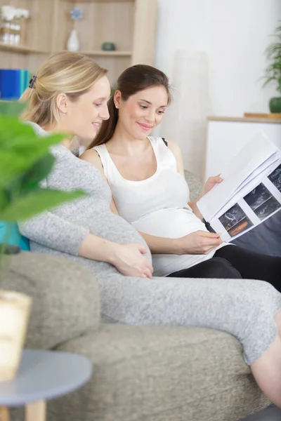 스캔을 비교하는 임신부 — 스톡 사진