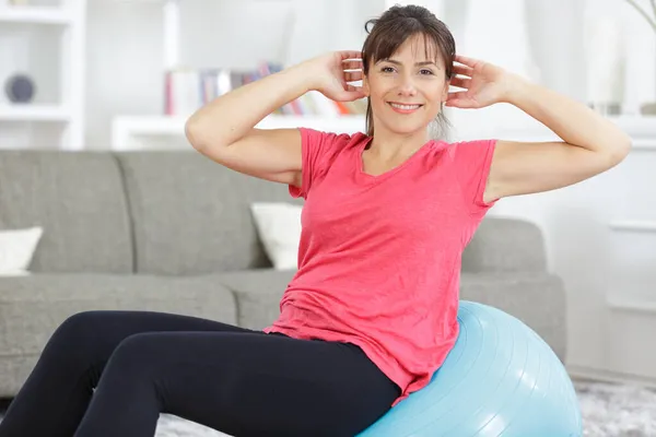 Sport Kvinna Gör Fitness Motion Med Blå Fitball — Stockfoto