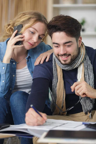 Coppia Che Lavora Scartoffie Fare Una Telefonata — Foto Stock