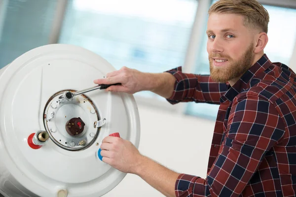 Gelukkig Jonge Mannelijke Werknemer Herstellen Van Elektrische Boiler Met Sleutel — Stockfoto